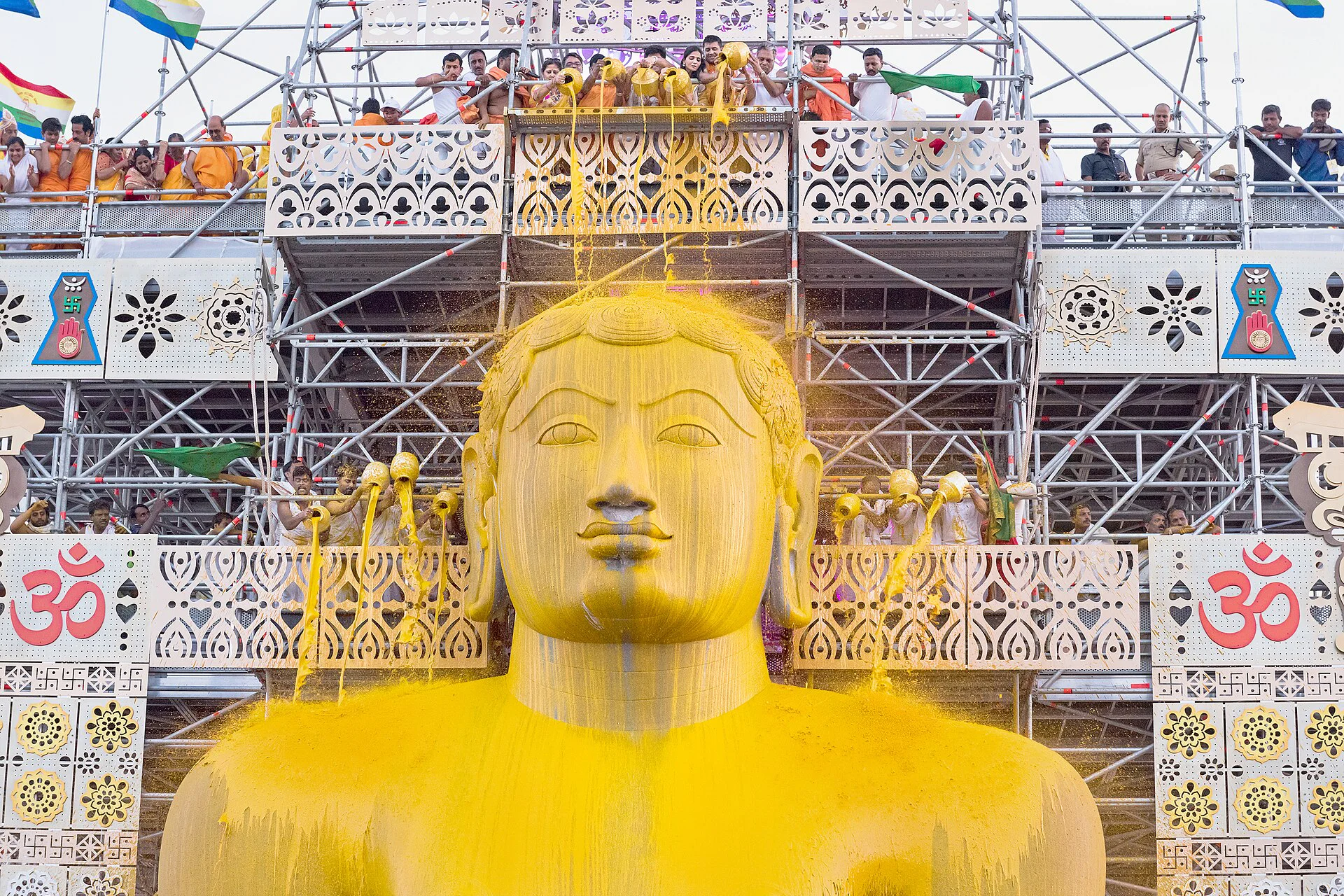 Shravanbelagola Mahamastakabhisheka 大典现场，多种材料正用于神像灌顶